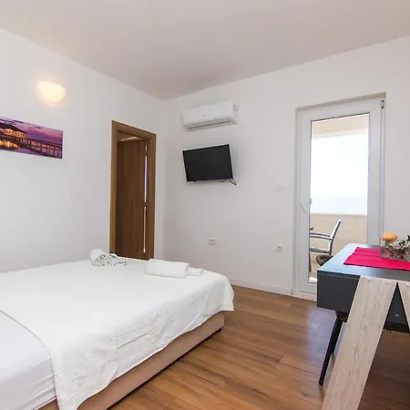 Ivana 4*
