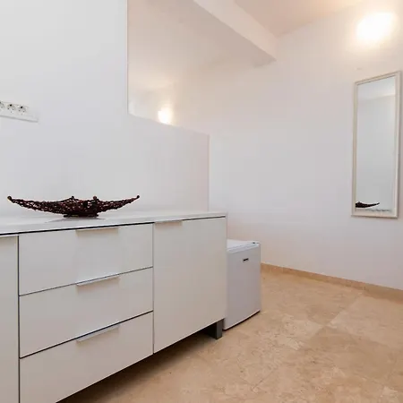 Ivana Πανσιόν 4*